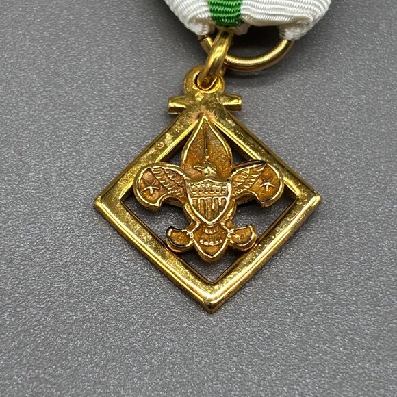Vintage Boy Scouts of America Distinguished Service Award Medal 10K GF with Box - Picture 2 of 6